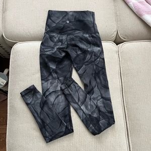 Lululemon leggings gray print